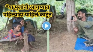 crpf jawan shows cartoon to tribal kids in chhattisgarh