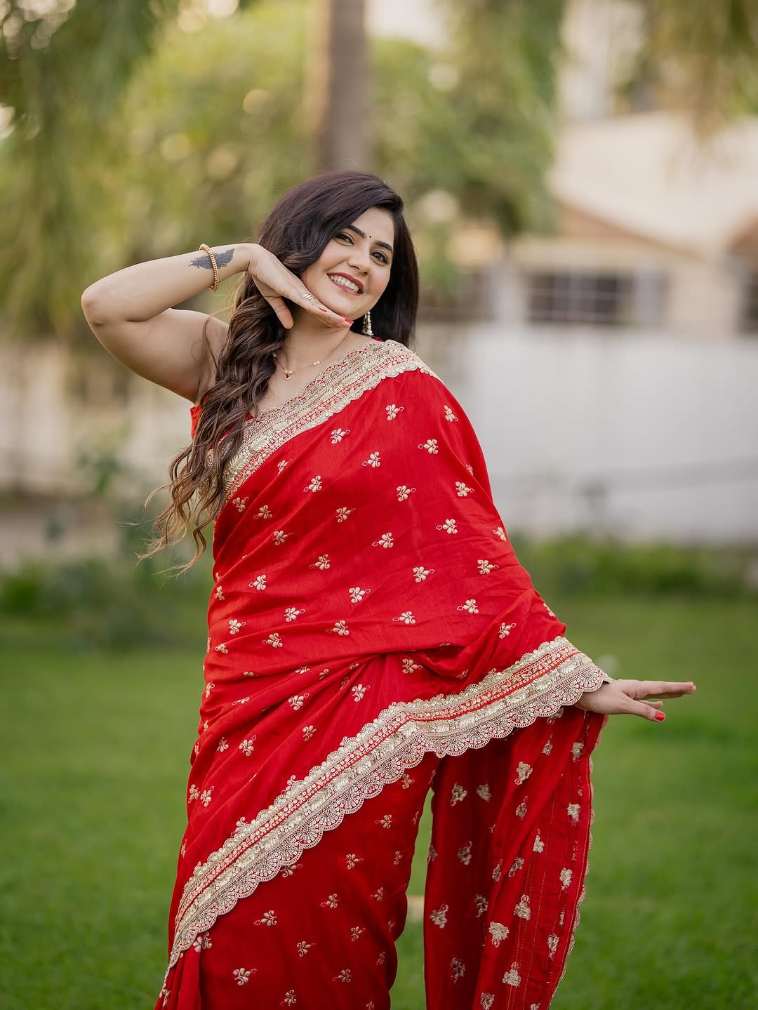 veena jagtap red saree traditional look