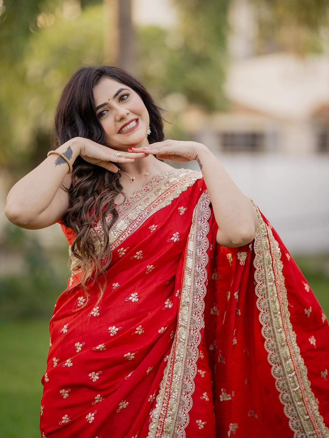 veena jagtap red saree traditional look