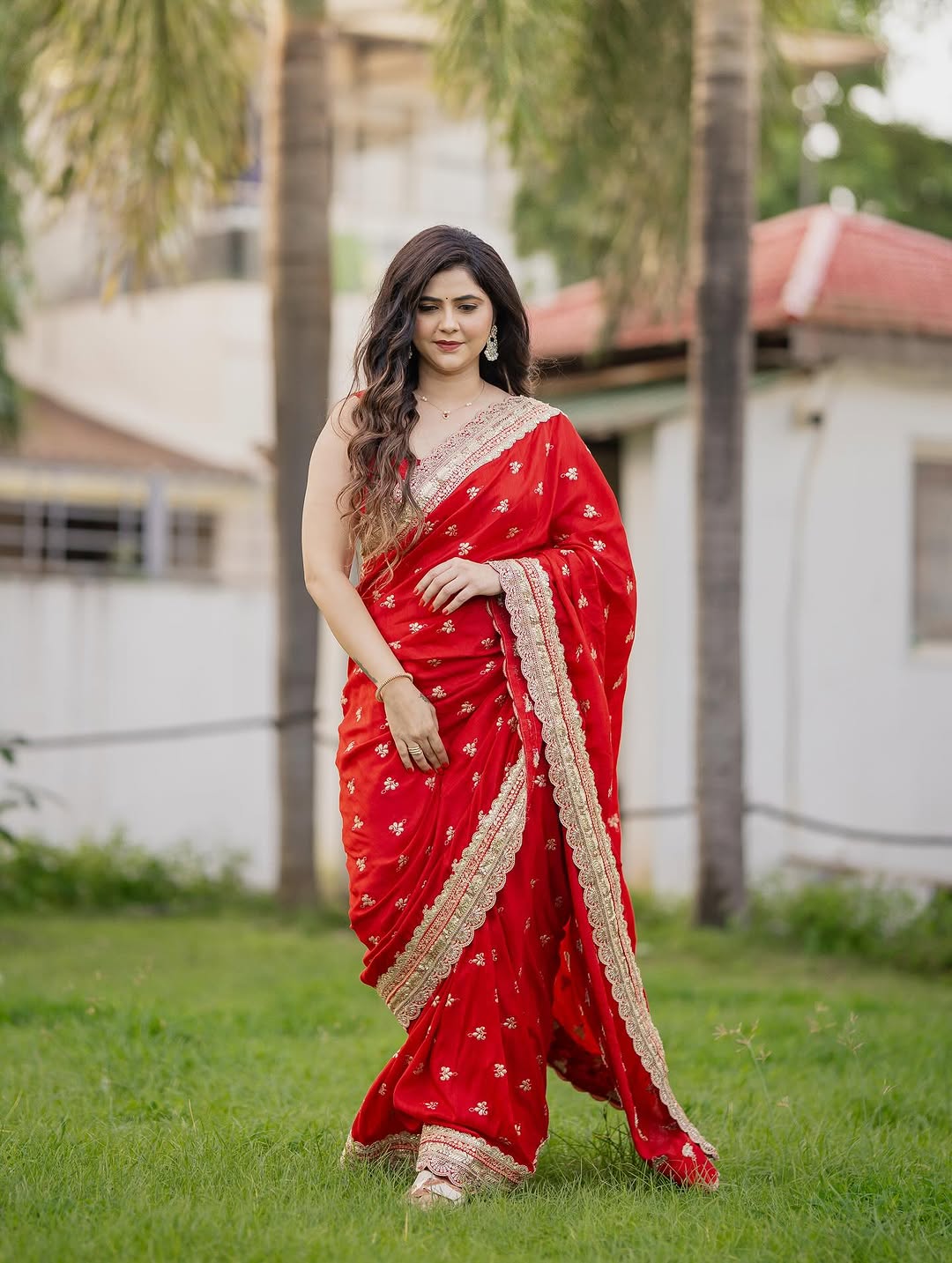 veena jagtap red saree traditional look