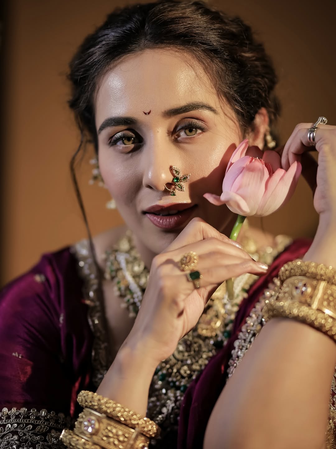 Tejaswini Lonari purpul nauvari saree