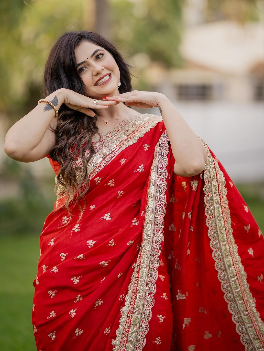 veena jagtap red saree traditional look