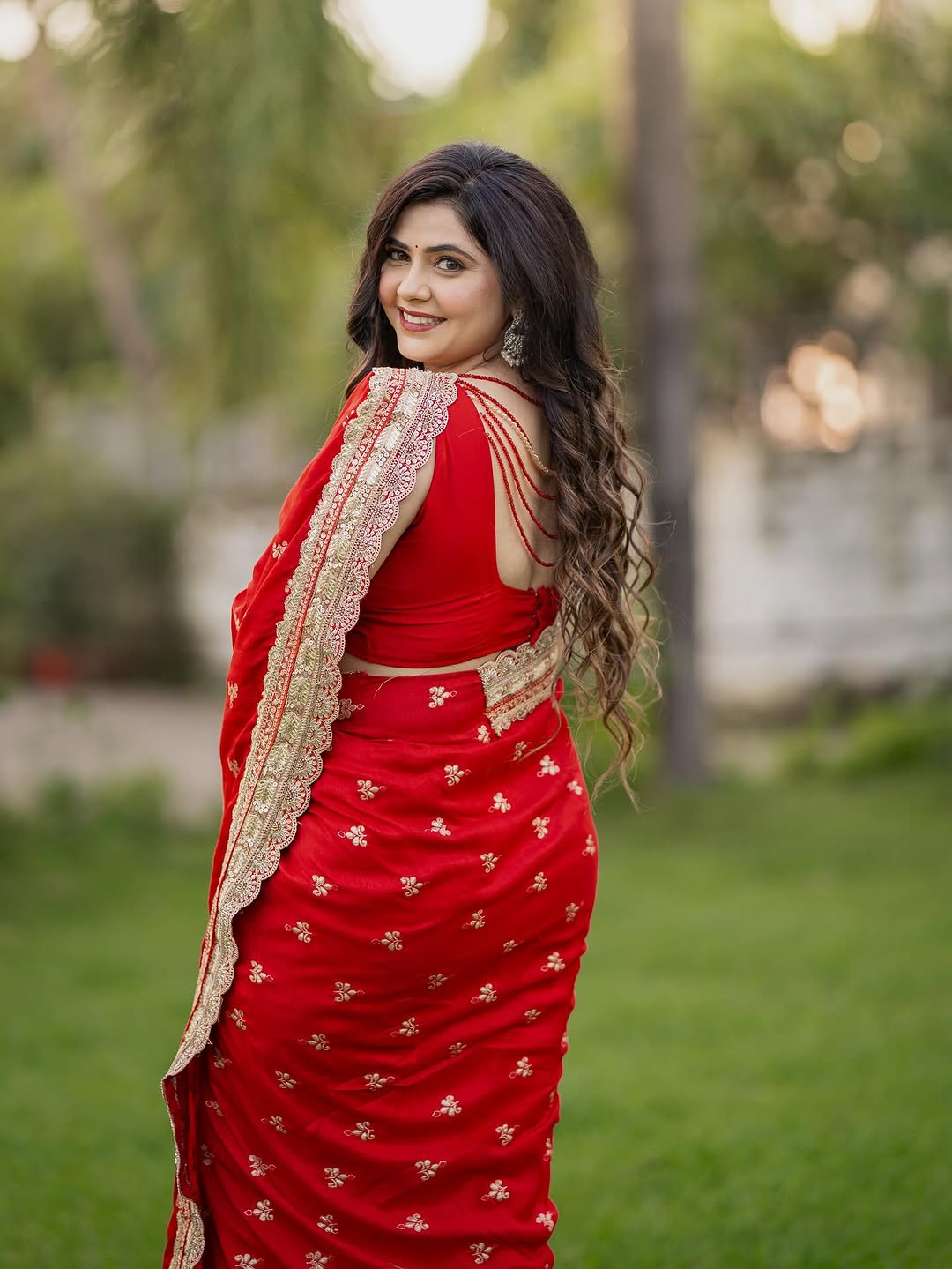 veena jagtap red saree traditional look