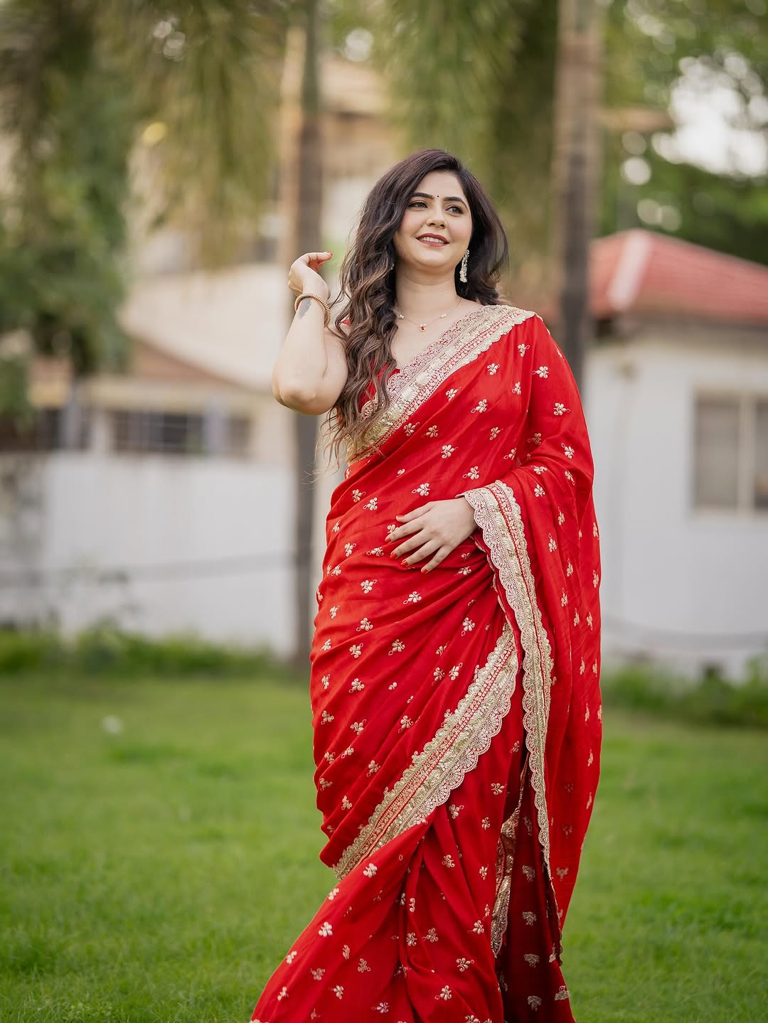 veena jagtap red saree traditional look