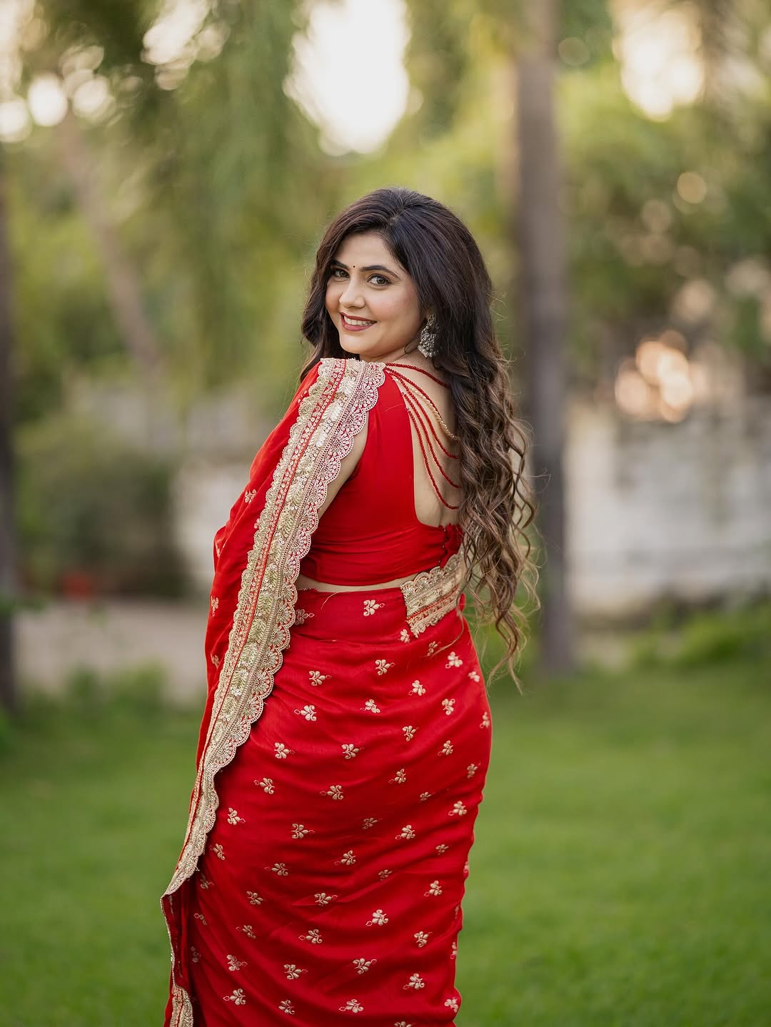 veena jagtap red saree traditional look