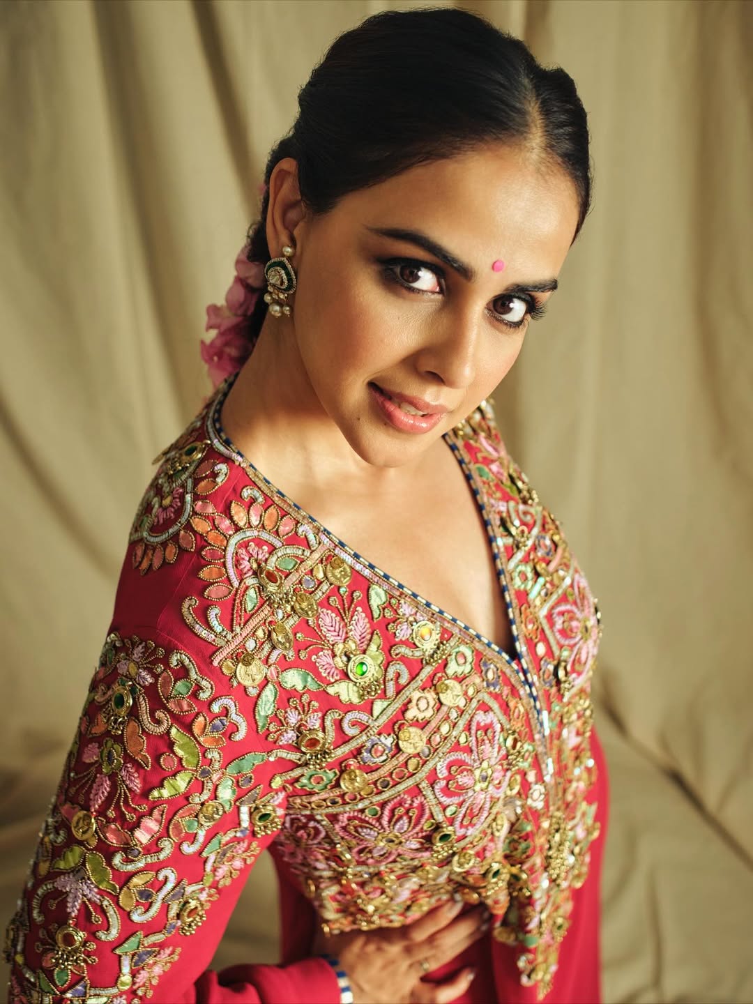 genelia deshmukh diwa;i look