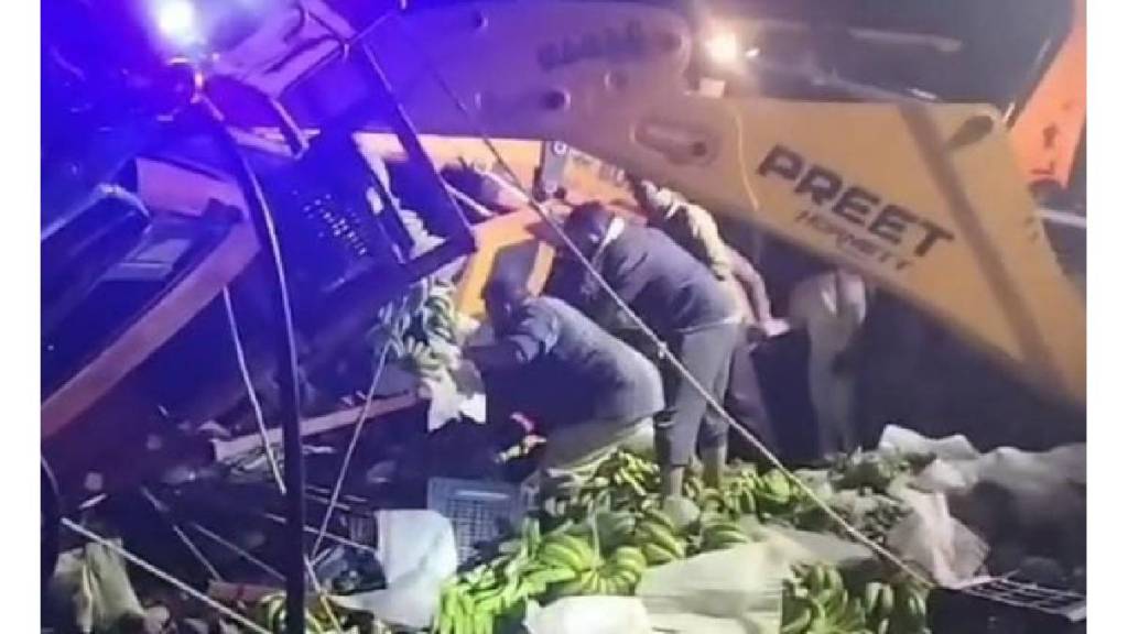 A cargo vehicle overturned at high speed in Buldhana district