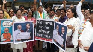 Sharad Pawar group protests against LIC in Thane