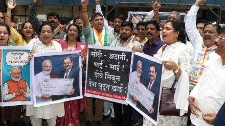 Sharad Pawar group protests against LIC in Thane Sharad Pawar group protests against LIC in Thane