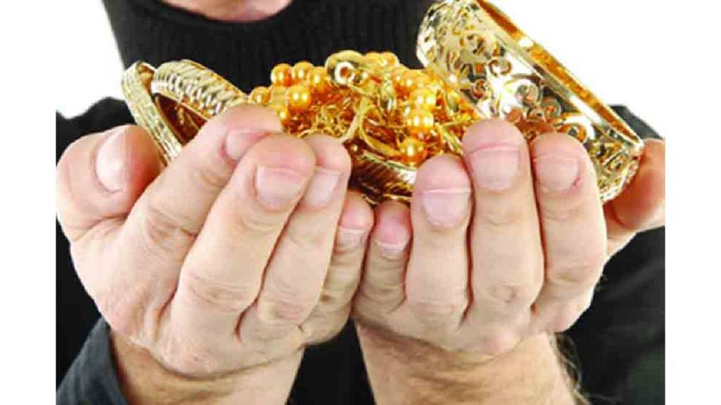 Ahilyanagar Jewellery of female ST passenger stolen