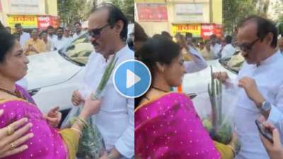 पुणे : महिलेने भेट म्हणून दिलेली भाजी पाहून अजित पवार म्हणाले, “घरी जाऊन बायकोला सांगतो…”