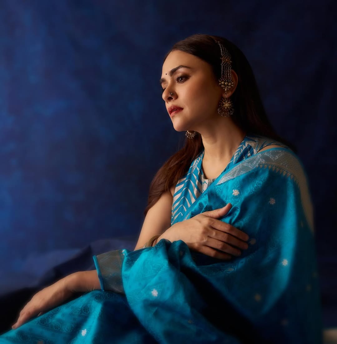 Amruta Khanvilkar Blue Saree Look