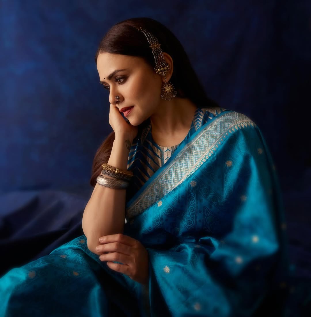 Amruta Khanvilkar Blue Saree Look