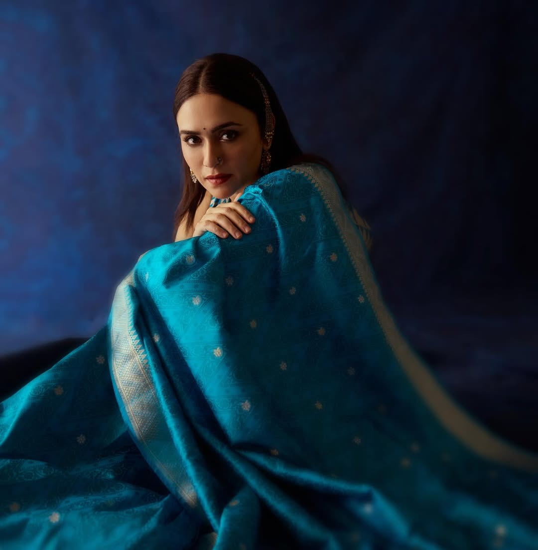 Amruta Khanvilkar Blue Saree Look