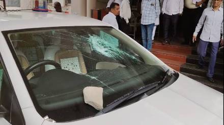 Angry farmer throws stones at District Collectors car in Parbhani Angry farmer throws stones at District Collectors car in Parbhani