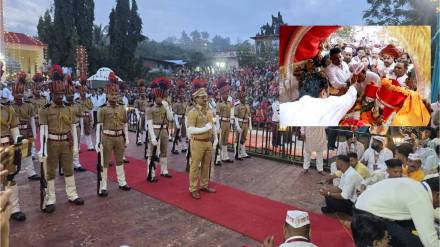 Armed soldiers pay tribute to Dhavir Devasthan in Roha