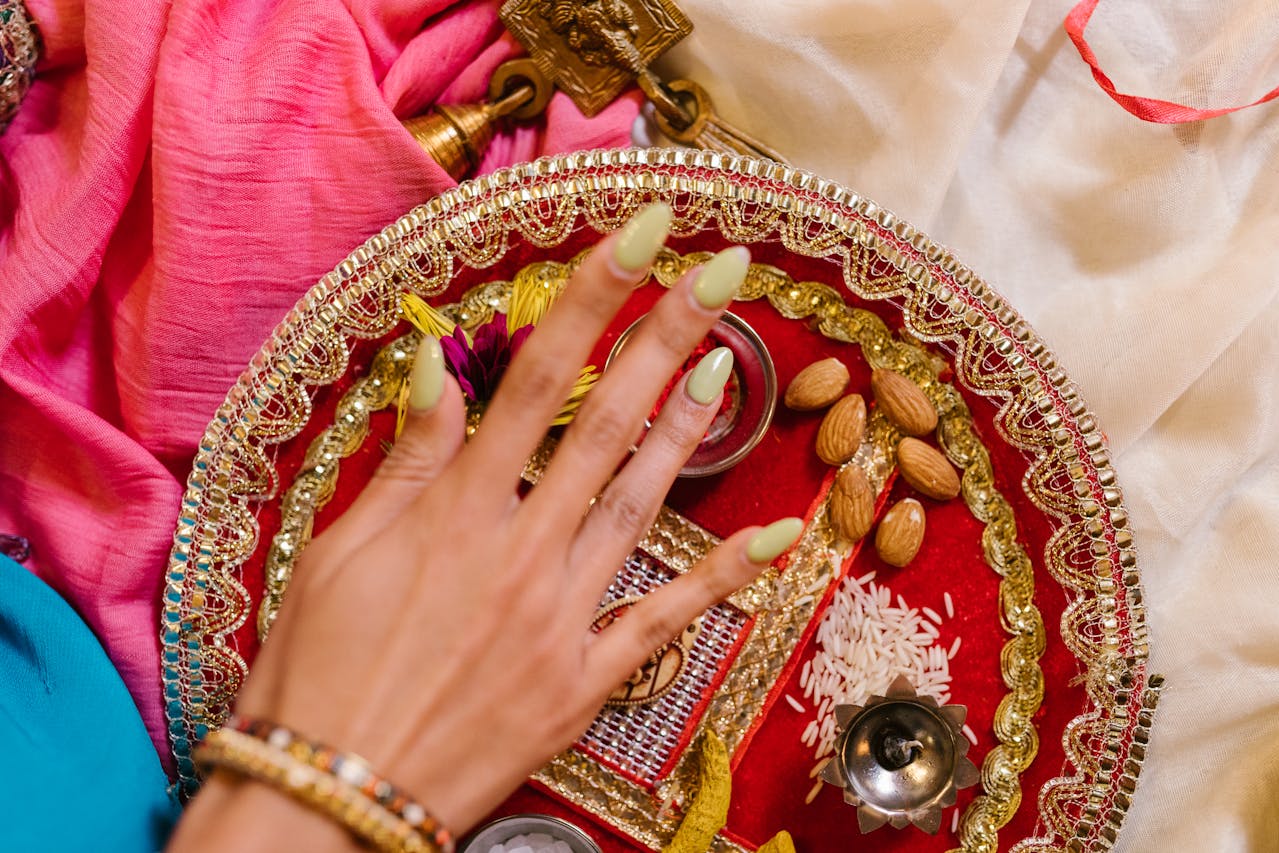 Avoid These Things On Laxmi Pujan 2025