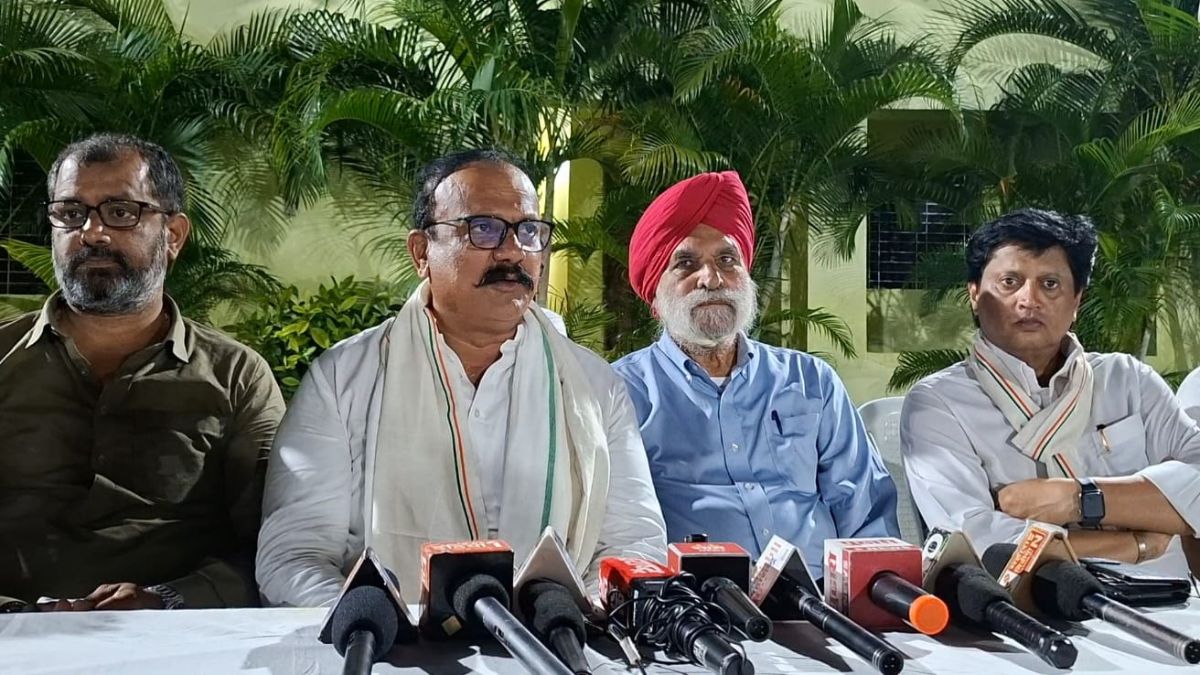 Constitution Satyagraha march reaches Vardha Tushar Gandhi leading Bhagat Singh nephew participating statement on rss