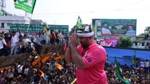 बिहार विधानसभेच्या रणधुमाळीत तेजस्वी यादव यांना धक्का, एकाच वेळी ५० नेत्यांनी सोडला पक्ष