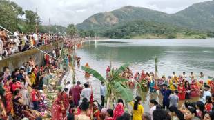 North Indian women throng the lake shore for Chhath Puja in Vasai Virar