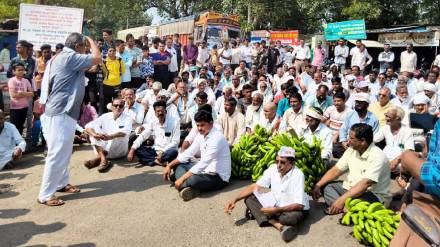 Chopda and Yawal taluka farmers protest Chopda and Yawal taluka farmers protest