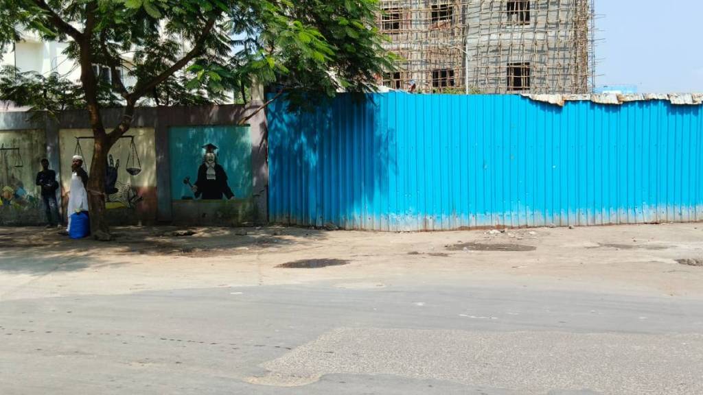 Action taken against abandoned vehicles outside the Civil and Sessions Court on Mira Road