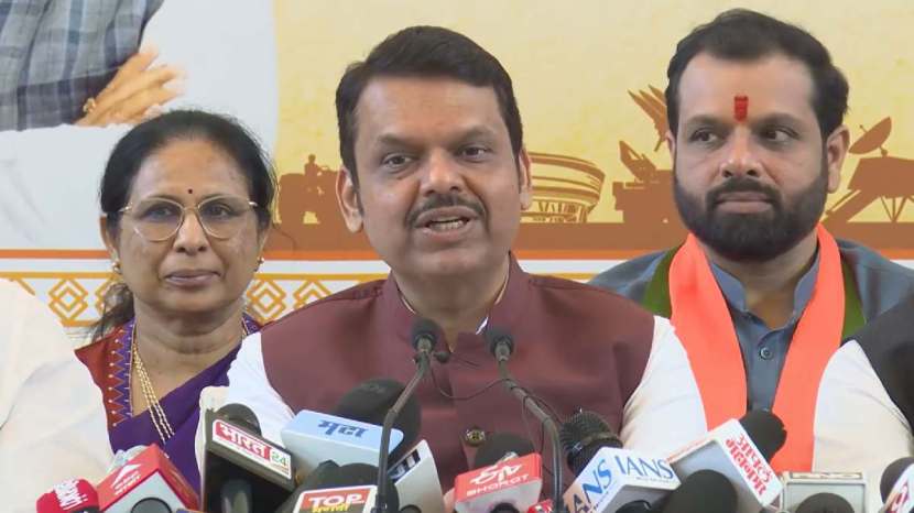 Devendra Fadnavis On Flood Relief Package : महाराष्ट्रातील अनेक जिल्ह्यांमध्ये अतिवृष्टीने शेतकऱ्यांचं प्रचंड नुकसान झालं आहे. अनेक भागांत शेती, घरांसह जमिनीचं नुकसान झालं आहे. त्यामुळे राज्य सरकारने शेतकऱ्यांना व पूरग्रस्तांना मदत करावी अशी मागणी केली जात होती. त्यानंतर आता राज्य सरकारने शेतकऱ्यांना मदतीच्या पॅकेजची घोषणा केली आहे. शेतकऱ्यांसाठी तब्बल ३१ हजार ६२८ कोटी रुपयांचं पॅकेज जाहीर करण्यात आलं आहे. मुख्यमंत्री देवेंद्र फडणवीस, उपमुख्यमंत्री एकनाथ शिंदे आणि उपमुख्यमंत्री अजित पवार यांनी संयुक्त पत्रकार परिषद घेत याबाबत घोषणा केली आहे. (PC : Devendra Fadnavis FB)