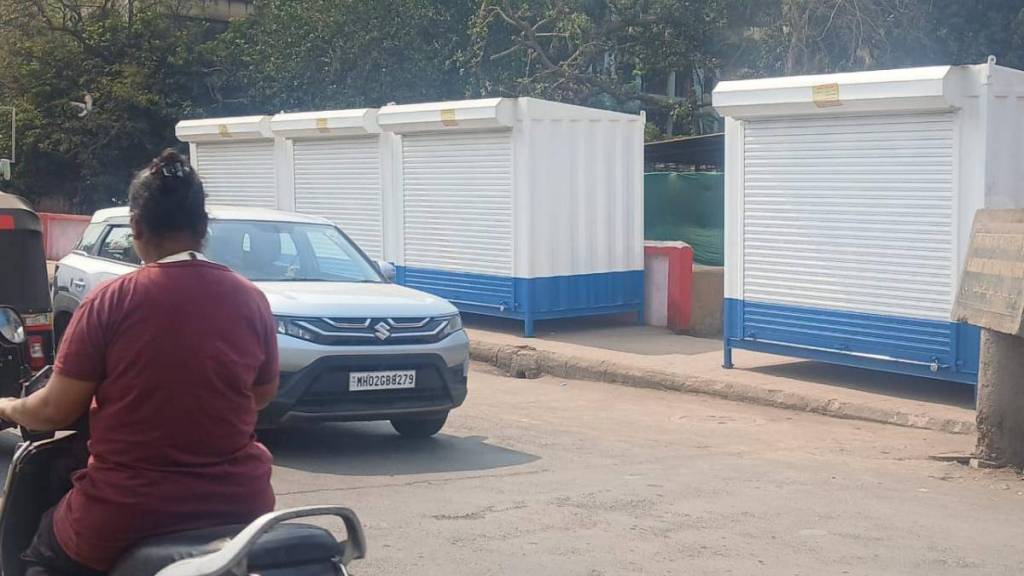 Distribution of iron stalls finally gains momentum in Ulhasnagar Distribution of iron stalls finally gains momentum in Ulhasnagar