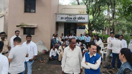 Farmers sit in protest in Shirol Hatkanangal Farmers sit in protest in Shirol Hatkanangal