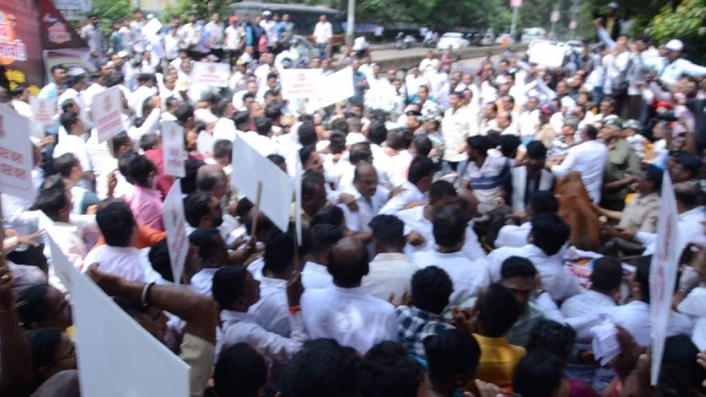 Massive protest by milk farmers against Gokul's cut in debentures Massive protest by milk farmers against Gokul's cut in debentures