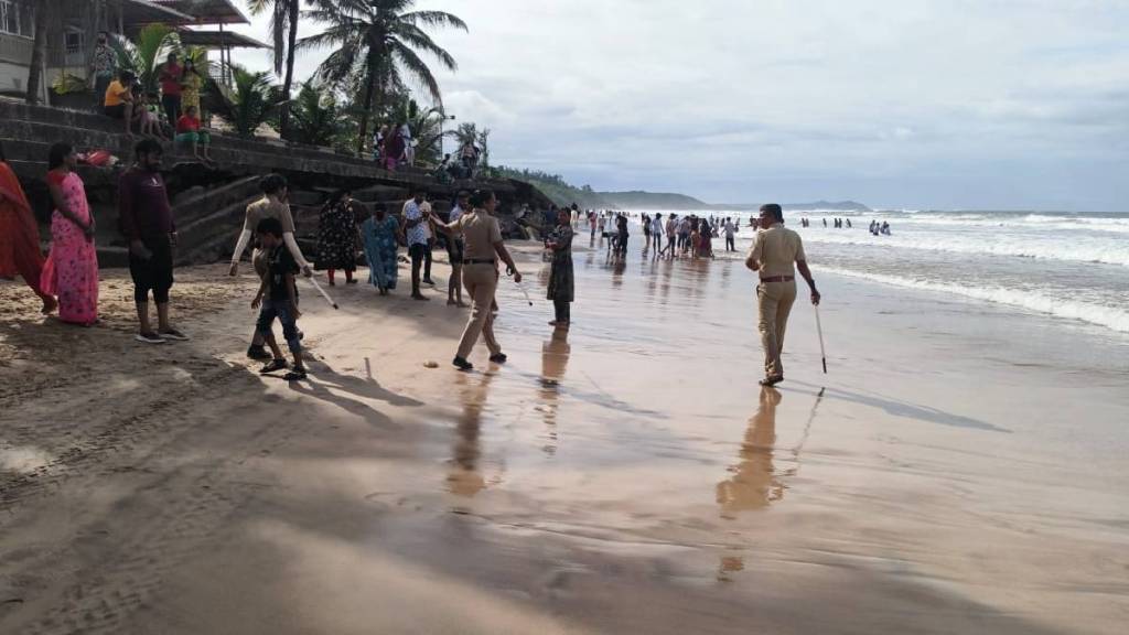Huge crowd of tourists at Ganpatipule Huge crowd of tourists at Ganpatipule