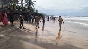 Huge crowd of tourists at Ganpatipule