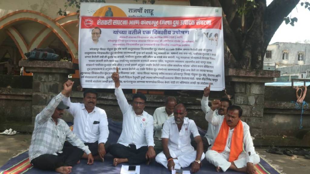 Milk producers' organization representatives on hunger strike against Gokul's debenture reduction