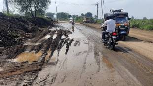Jalgaon-Kingaon concrete road work hampered by rains