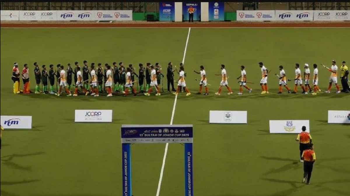 IND vs PAK Handshake Controversy Hockey Players High Five Photos went Viral