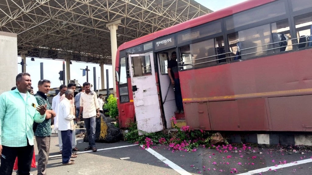 Jalgaon MSRTC Accident ST Bus Tire Burst Hits Nashirabad Toll Plaza Woman Passenger Dies Jalgaon MSRTC Accident ST Bus Tire Burst Hits Nashirabad Toll Plaza Woman Passenger Dies