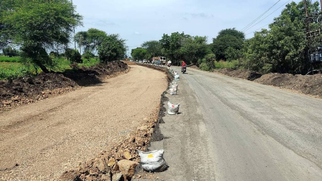 24-kilometer concrete road north of Jalgaon city