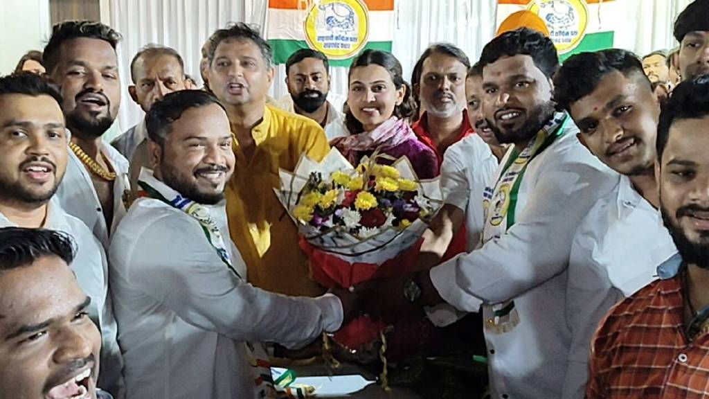 The strength of the Awhad group is increasing again in Kalwa; A large number of workers are joining the party The strength of the Awhad group is increasing again in Kalwa; A large number of workers are joining the party