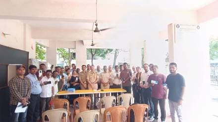 Khadkapad Police return mobile phones stolen by citizens