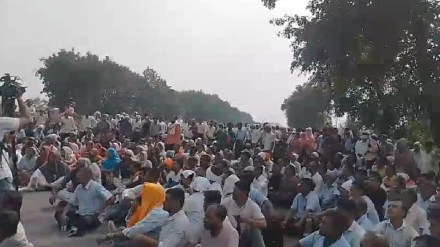 Morarji Mill workers protest on Nagpur Wardha road