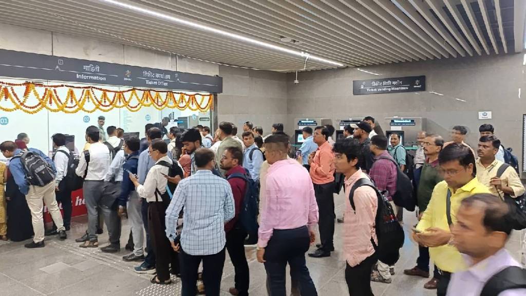 mumbai metro 3 : queues in the morning to catch the first train