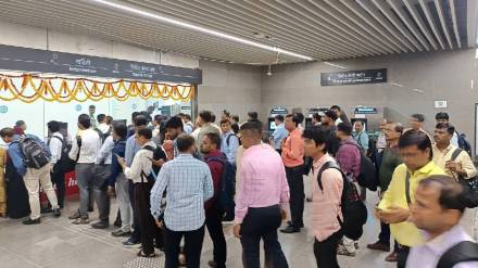 mumbai metro 3 : queues in the morning to catch the first train
