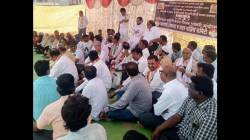 परभणीत काँग्रेस-राष्ट्रवादीची काळी दिवाळी; काँग्रेसचे पिठलं भाकर आंदोलन तर राष्ट्रवादीचे मौन