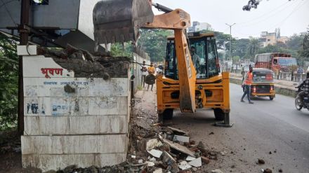 Nashik Police Bulldozer Action Against Prakash Londhe Gang illegal structure demolition criminal gang