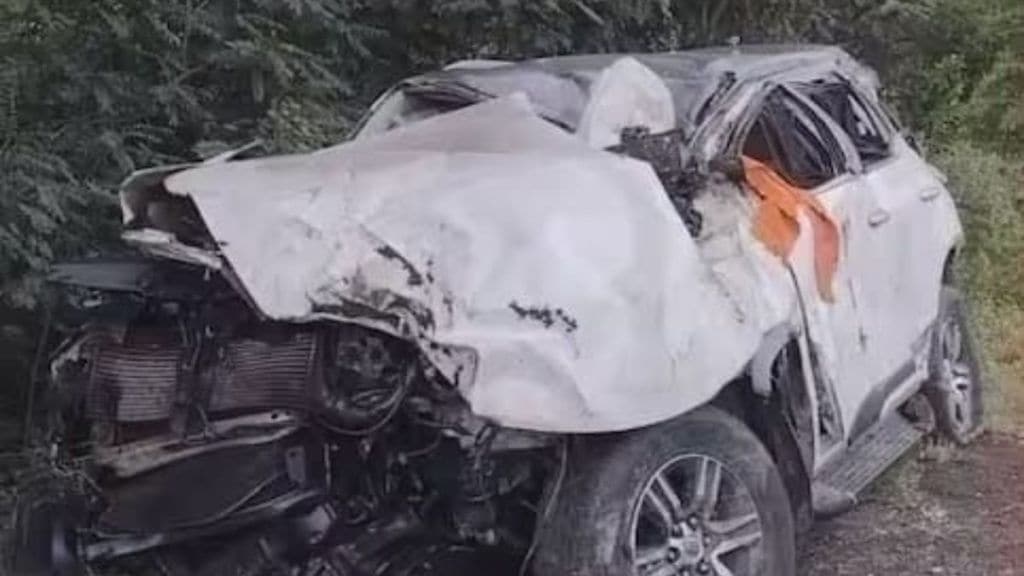  Nashik Yeola accident fortuner crash three shirdi devotees killed