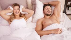झोपेत घोरणे थांबवण्यासाठी ‘हे’ ७ नैसर्गिक व सोपे उपाय
