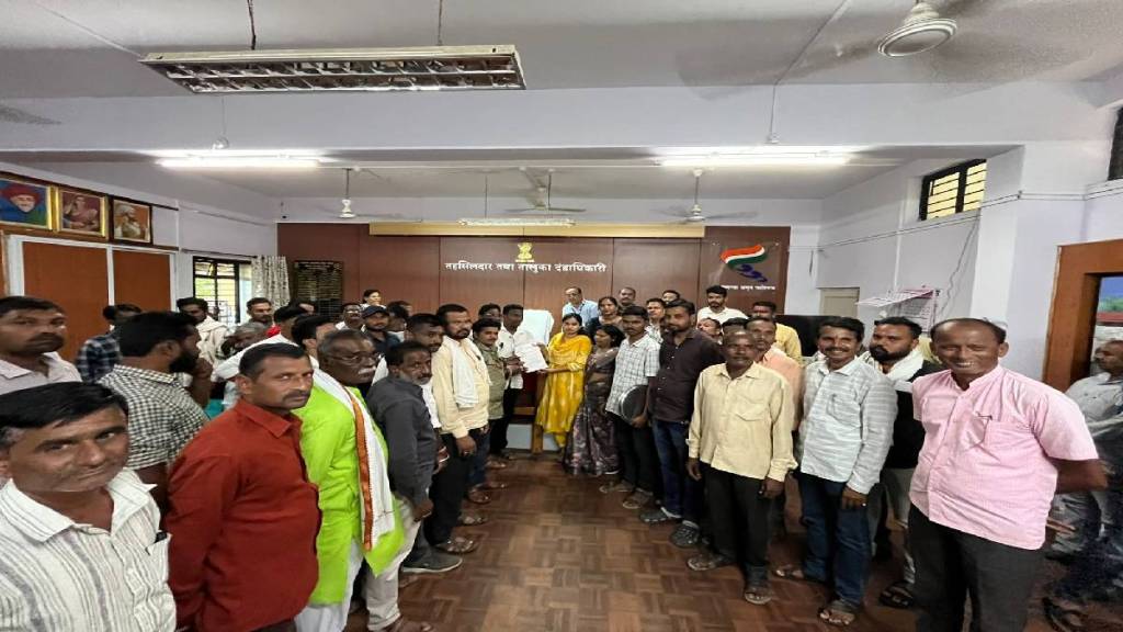 farmers staged tatwati andolan in Chandurbazar calling rs 1 750 aid after crop loss humiliating