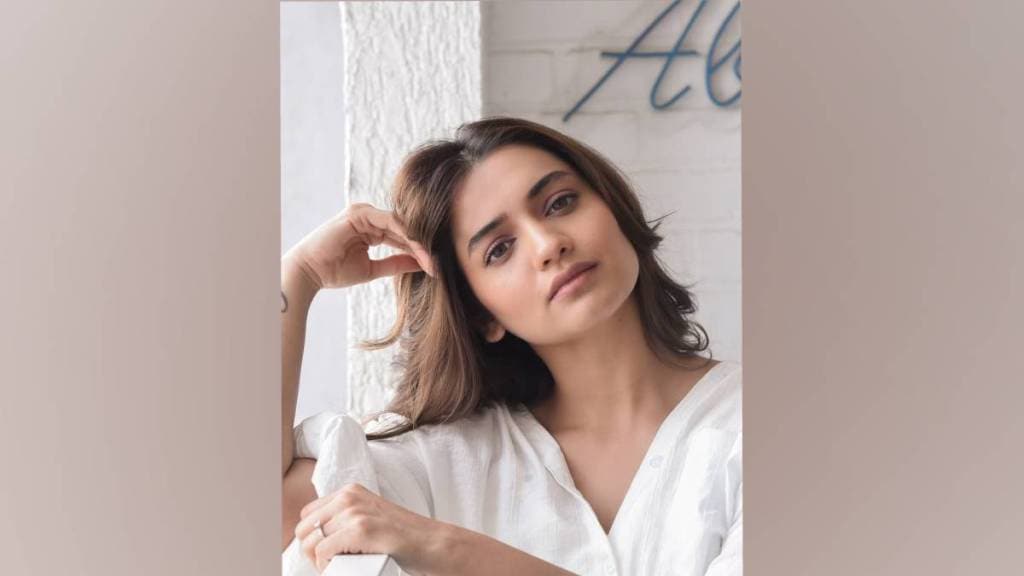 hruta durgule and sarang sathaye in aali modhi shahani marathi movie