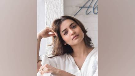 hruta durgule and sarang sathaye in aali modhi shahani marathi movie