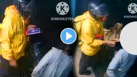 Shocking video blinkit delivery boy touches woman inappropriately while handing parcel Shocking video blinkit delivery boy touches woman inappropriately while handing parcel